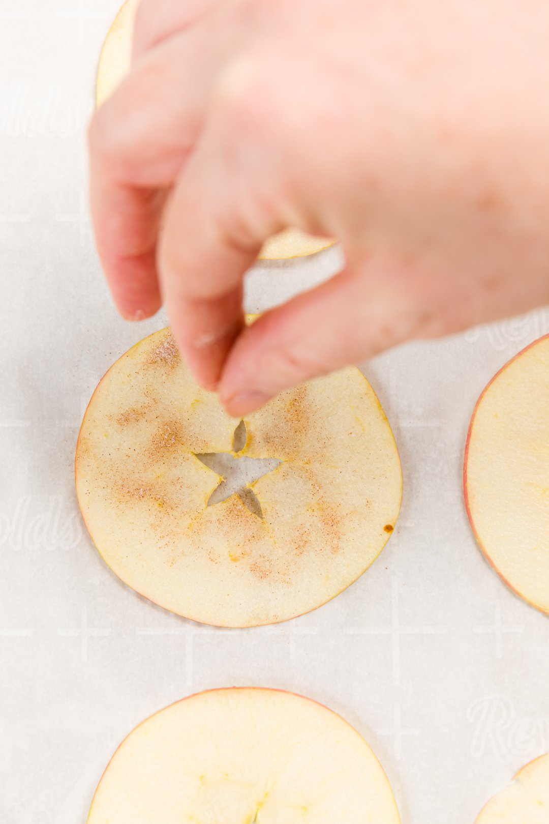 Sprinkling apple with cinnamon and sugar