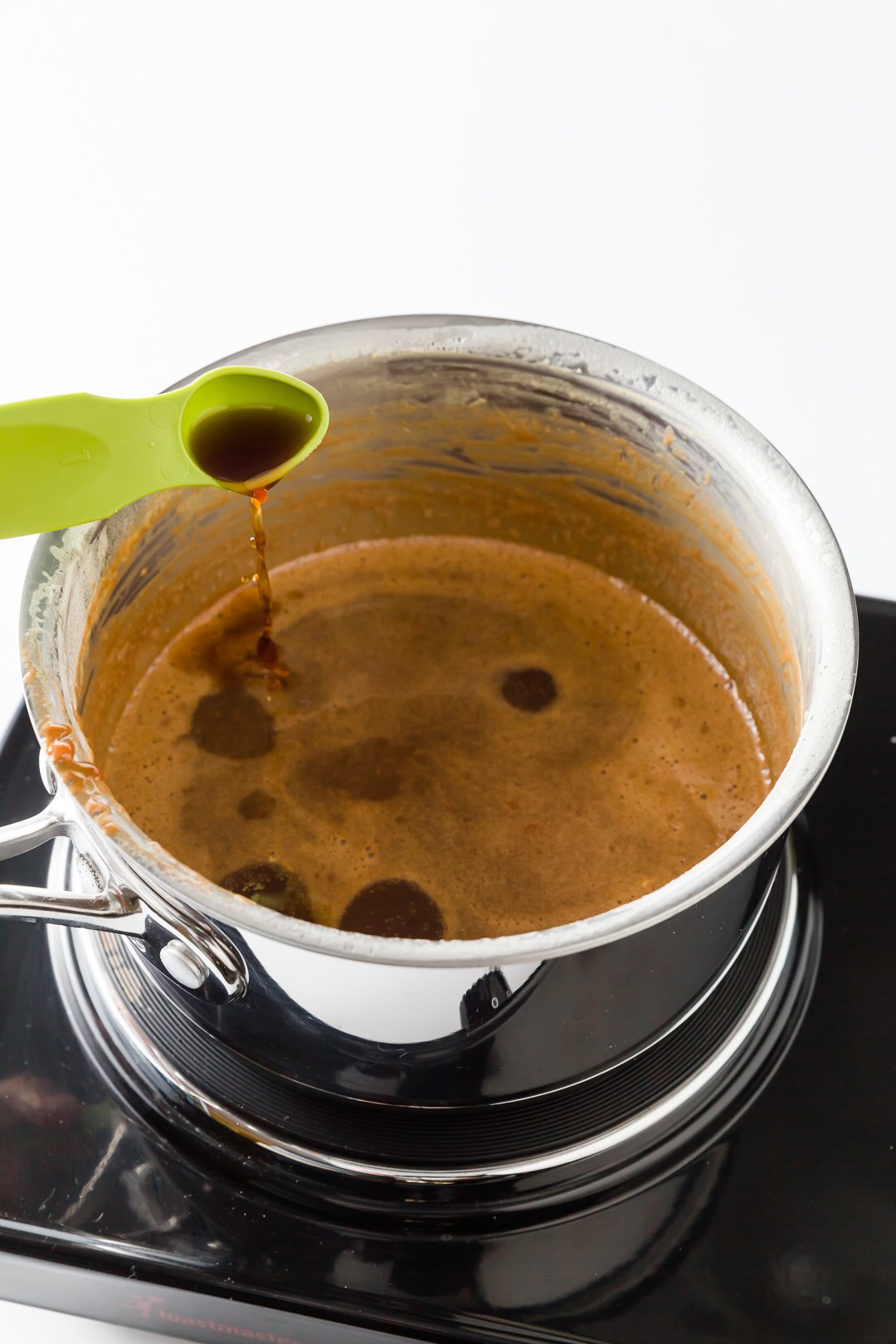 Adding vanilla extract to dulce de leche