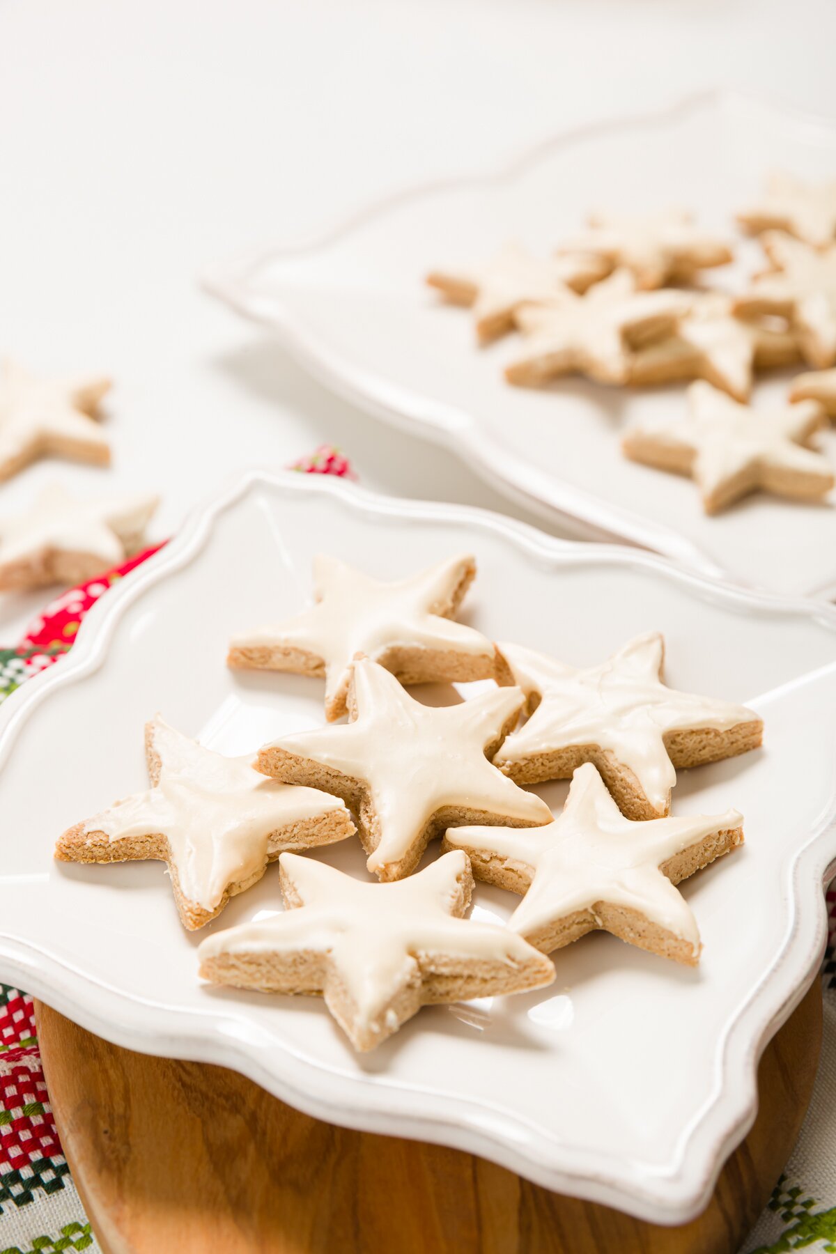 Zimtsterne on a white plate